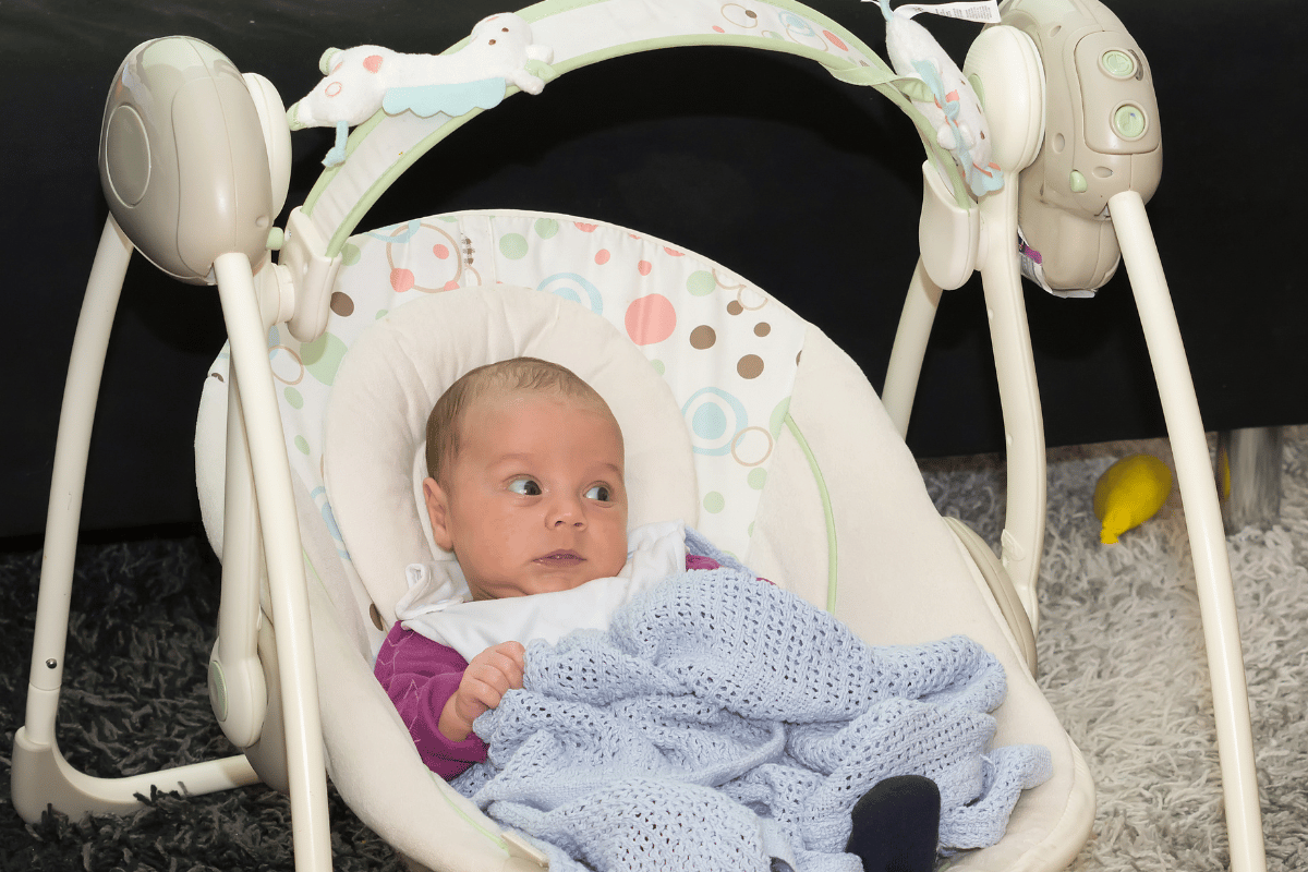 Nouveau-né dans une balancelle bébé