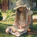 Fillette en train de lire