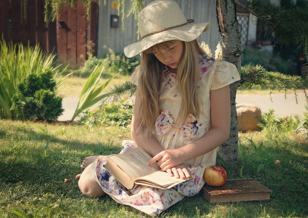 Fillette en train de lire