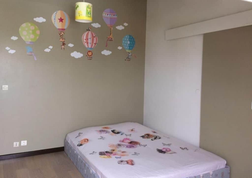 Lit au sol selon l'approche Montessori