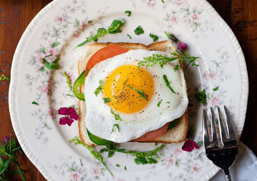 Oeufs au plat enceinte : peut-on en manger sans risque ?