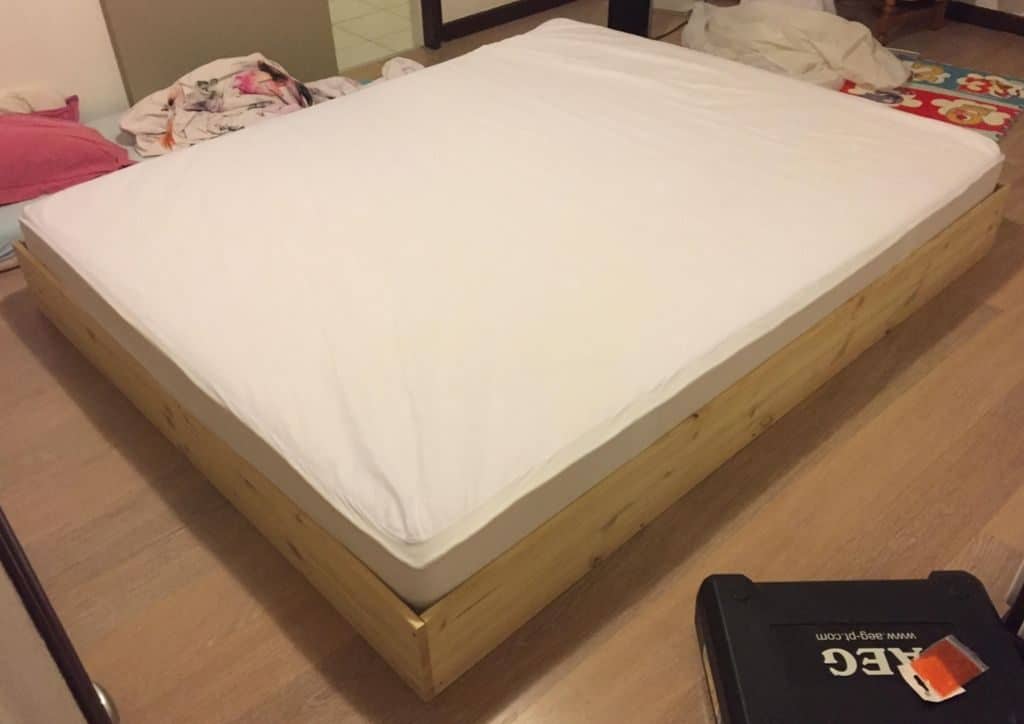 Structure en pin de notre lit au sol pour bébé 