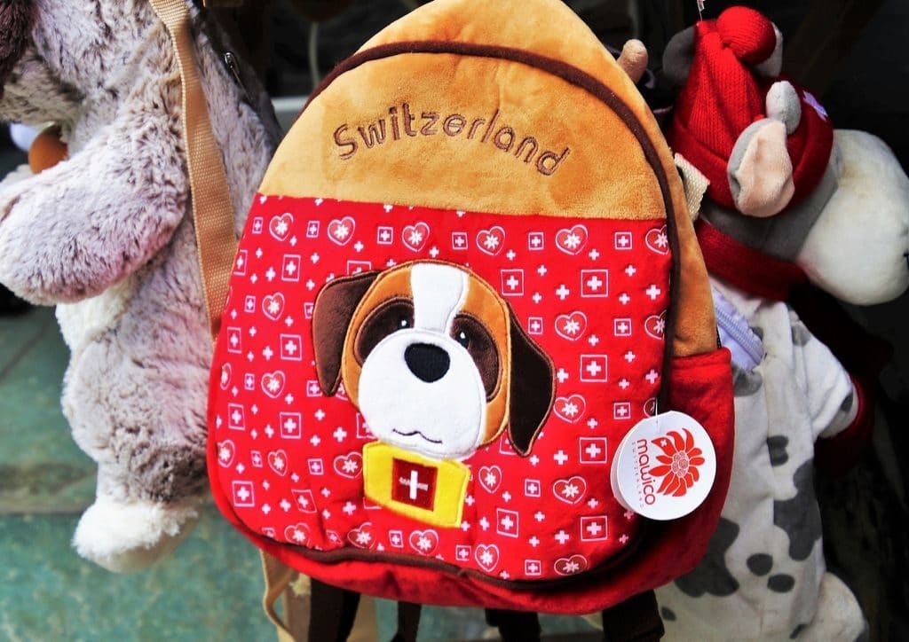 Pour occuper les touts petits en voyage : prévoir un sac de voyage rempli de jouets