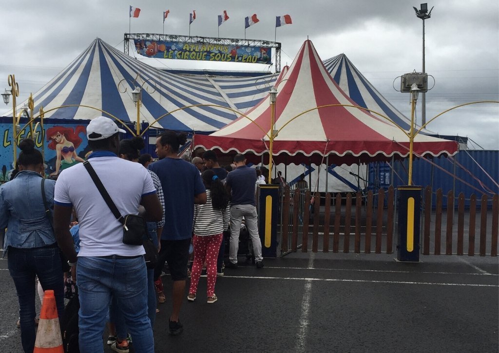 Queue pour aller au cirque en famille