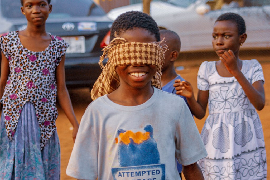 Le jeu du colin-maillard fait partie des activité de plein air pour les 4 ans