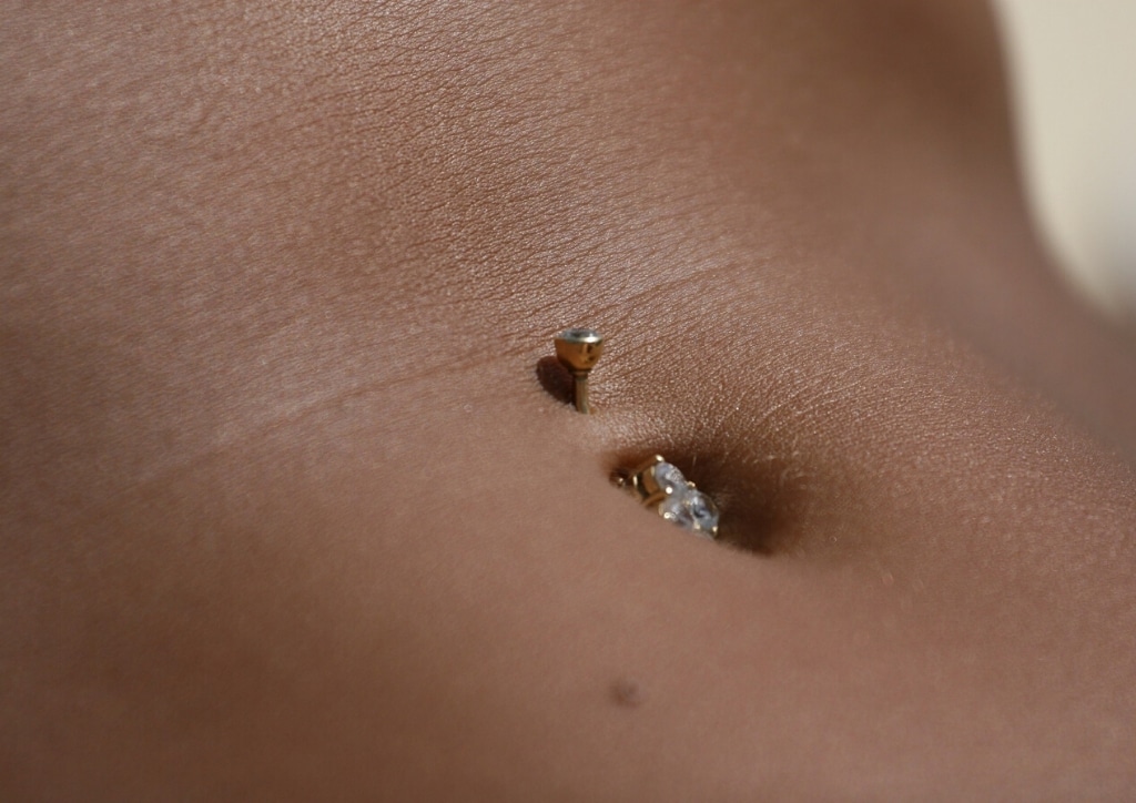 Piercing au niveau du nombril : une localisation délicate pendant la grossesse