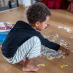 Enfant jouant avec un puzzle pour les 4 ans