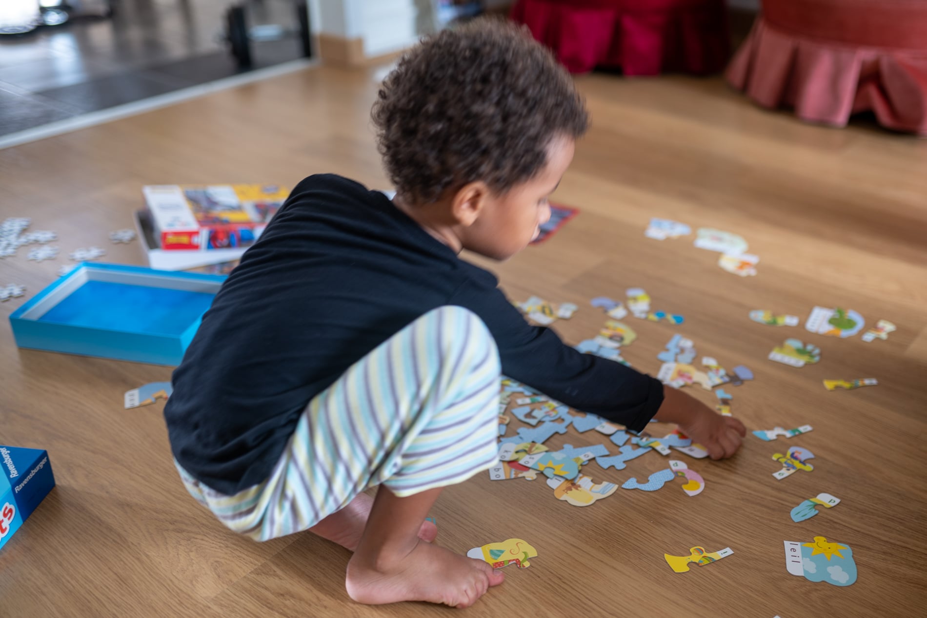 Enfant jouant avec un puzzle pour les 4 ans