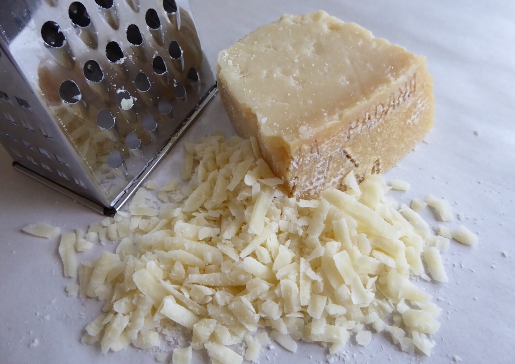 Râper son fromage soi-même au dernier moment : la solution pour manger du fromage râpé enceinte sans risque