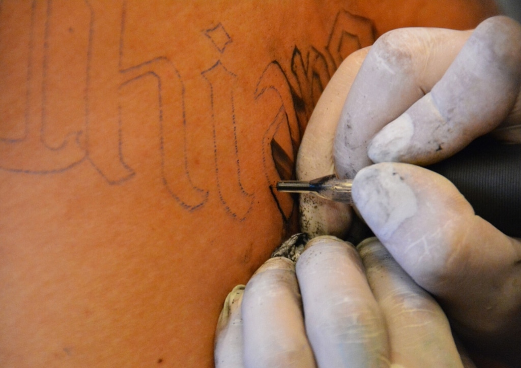 Le dermographe injecte les pigments dans le derme lors du tatouage