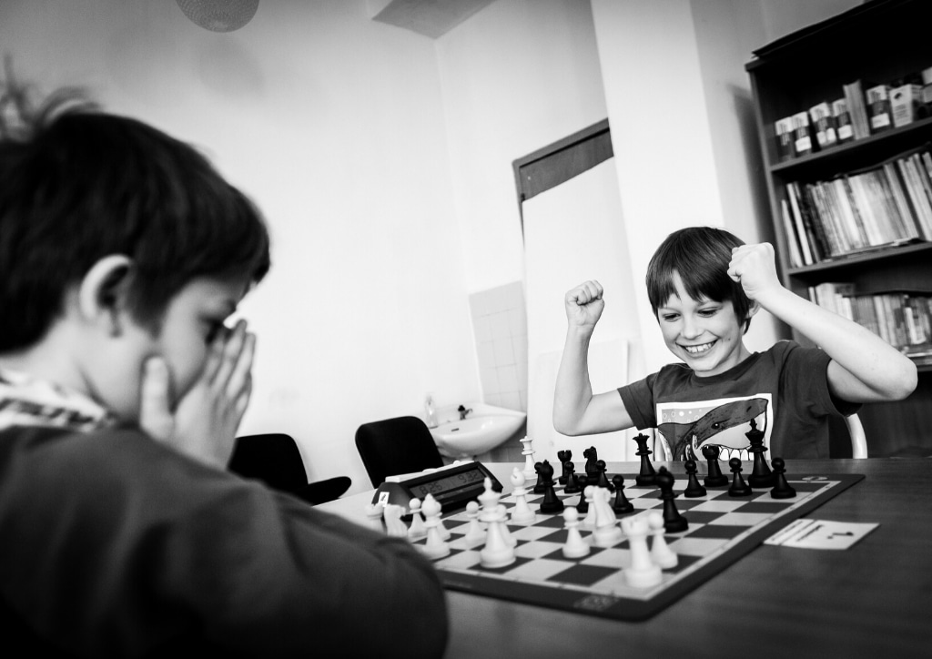 Enfants jouant aux échecs