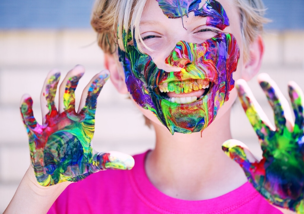 Enfant jouant avec de la peinture
