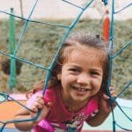 Petite fille s'amusant à un jeu de plein air à jouer seul