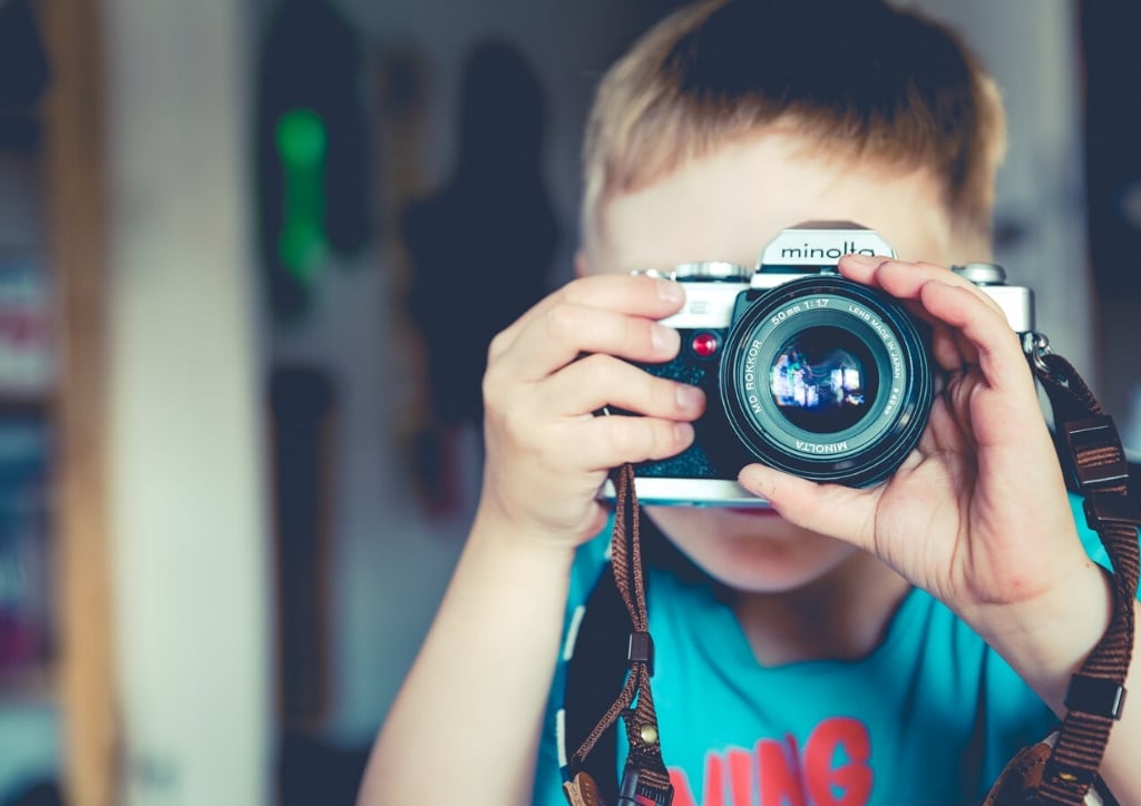 Enfant s'essayant à la photographie