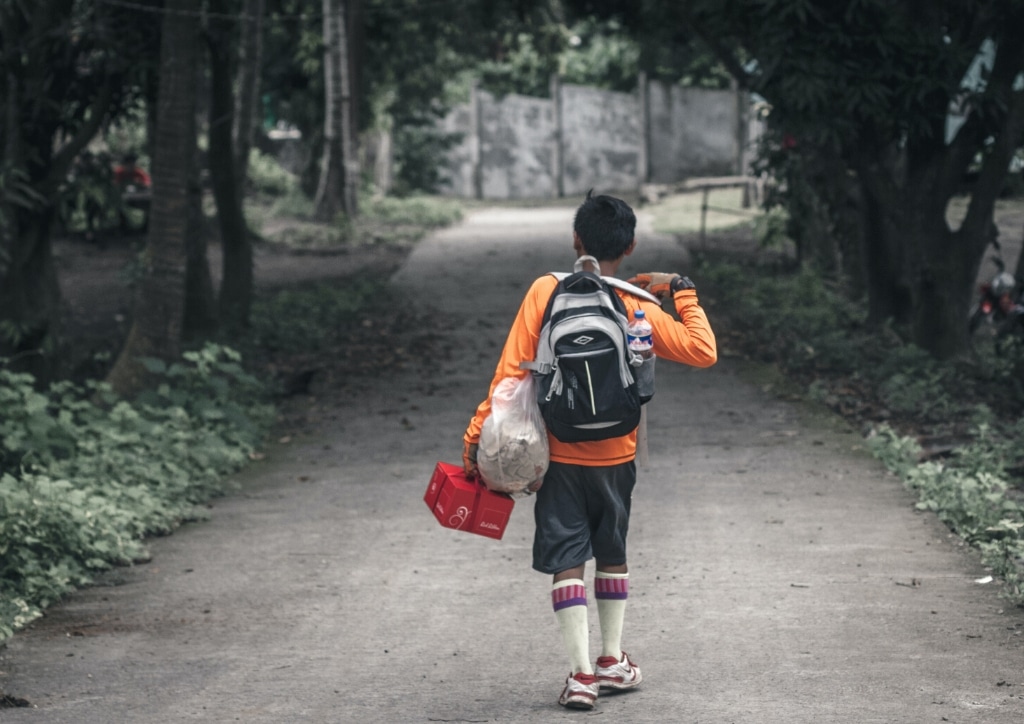 Jeune adolescent partant randonner 