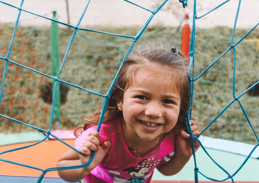 Petite fille s'amusant à un jeu de plein air à jouer seul