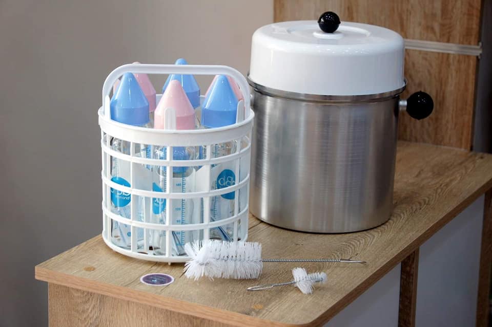 Stérilisateur en aluminium pour nettoyer les biberons du repas de bébé 