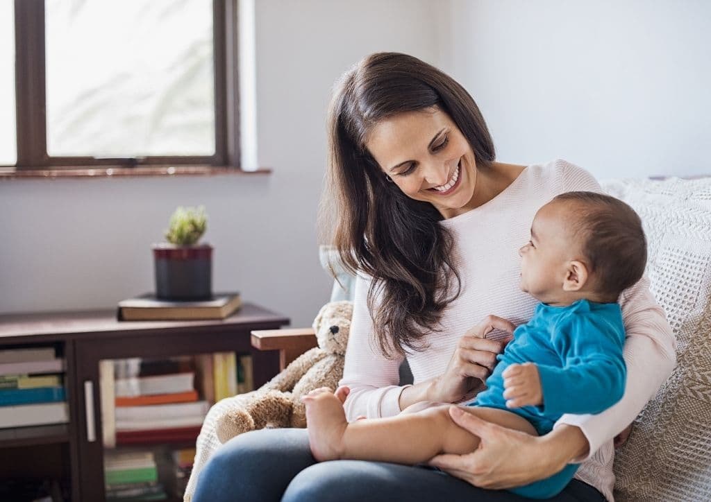 Nounou jouant avec un bébé