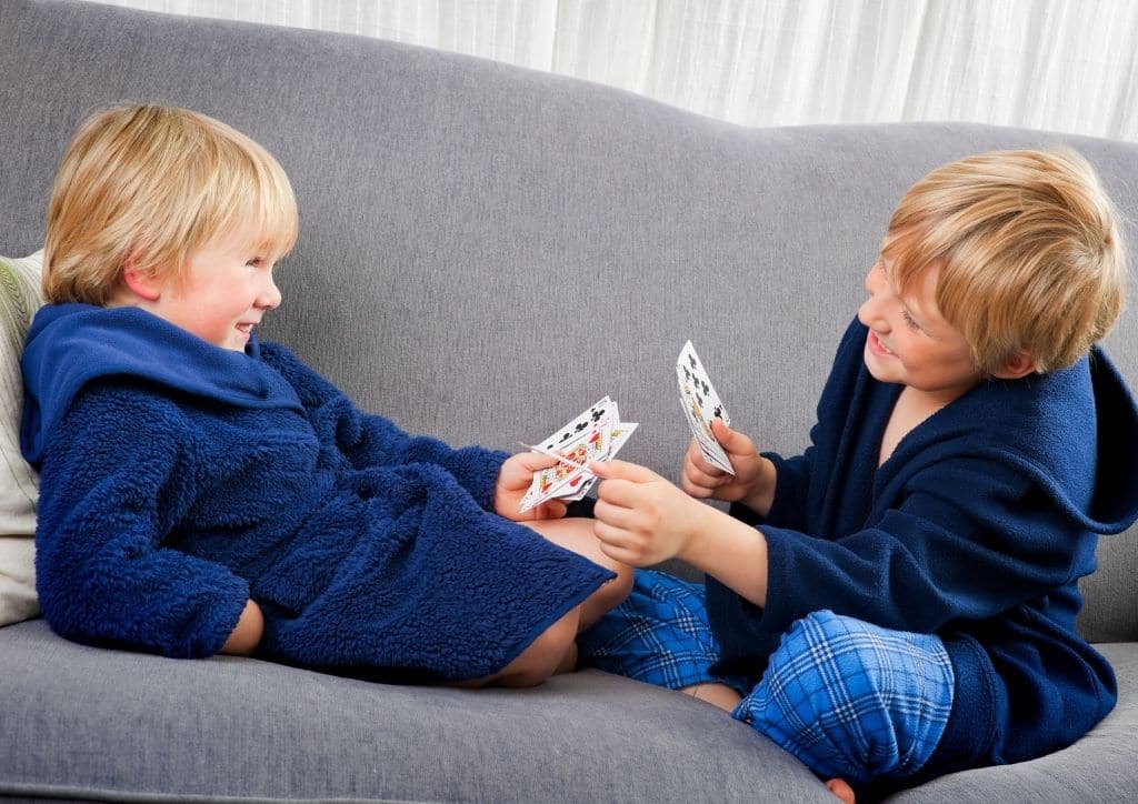 Enfants jouant à un jeu de cartes en famille