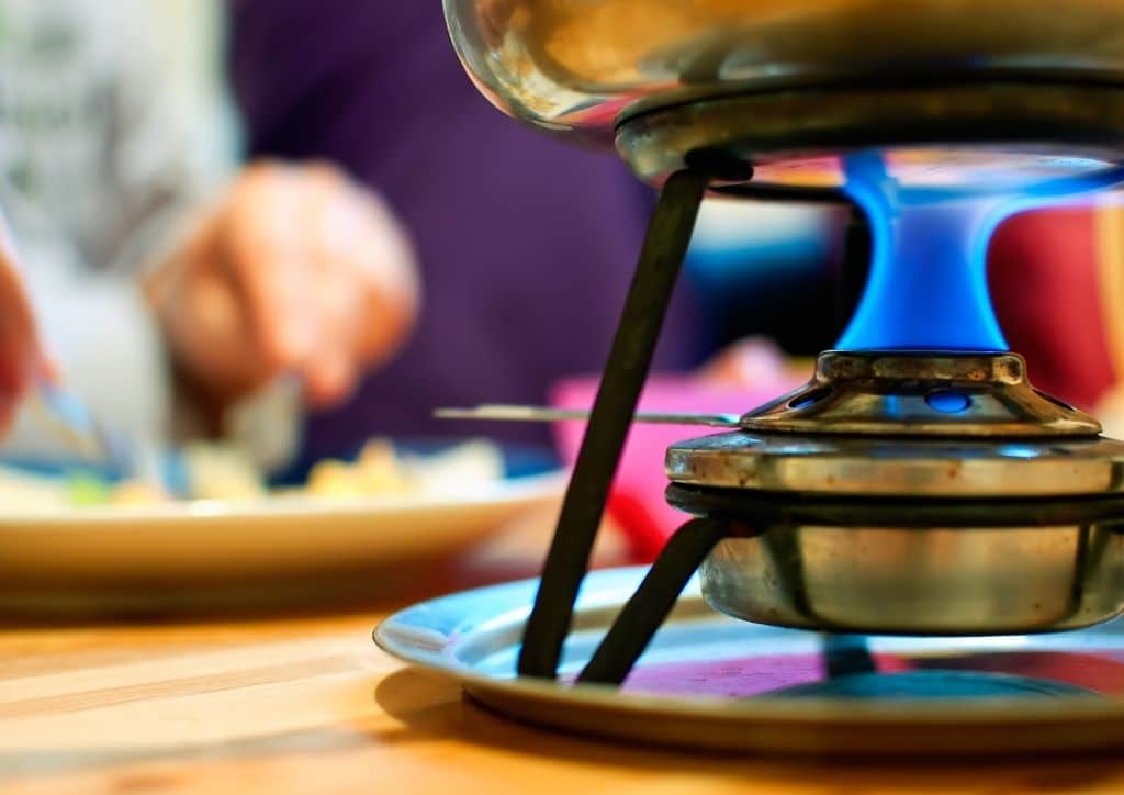Caquelon d'appareil à fondue pour faire une fondue au fromage 