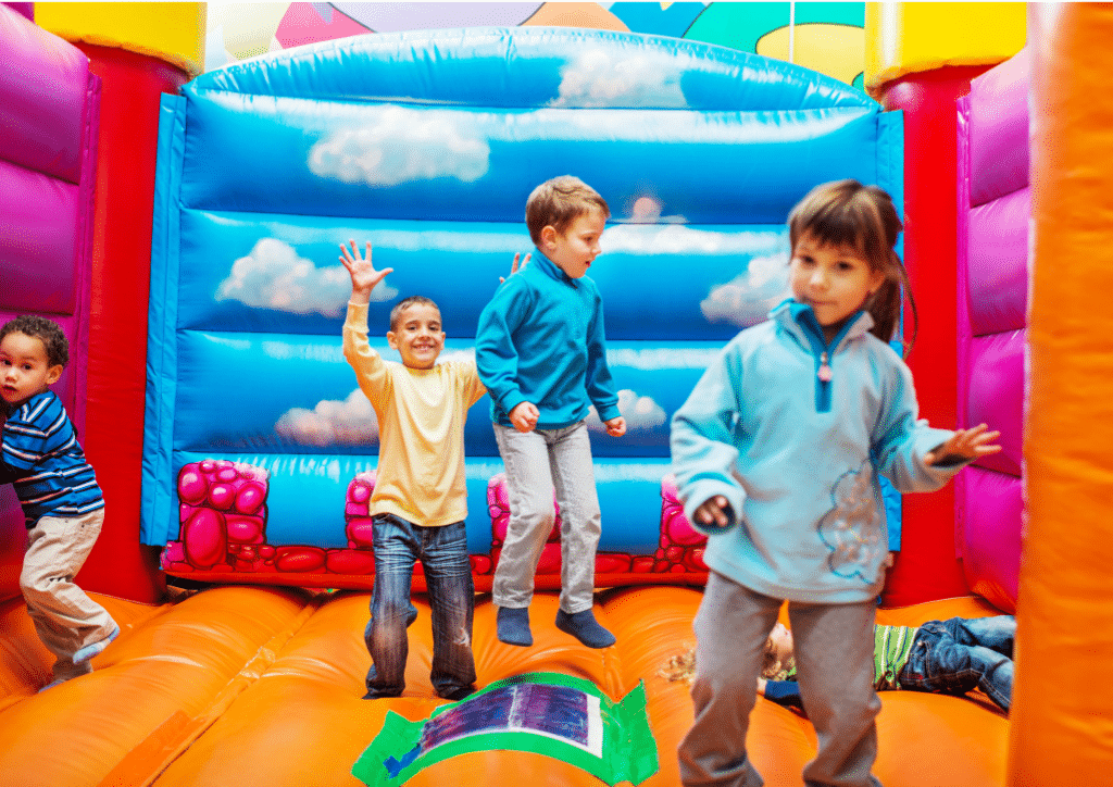 Le château gonflable, une des idées d'animation pour un anniversaire d'enfant