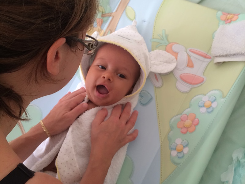 Cape de bain pour sécher bébé à la sortie du bain