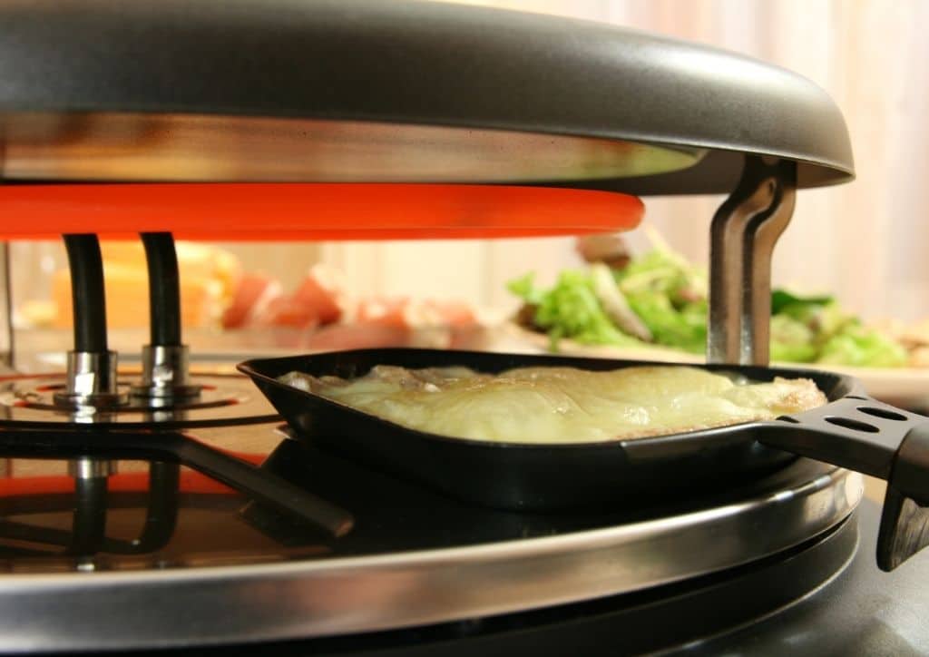 Appareil à raclette pour faire fondre le fromage