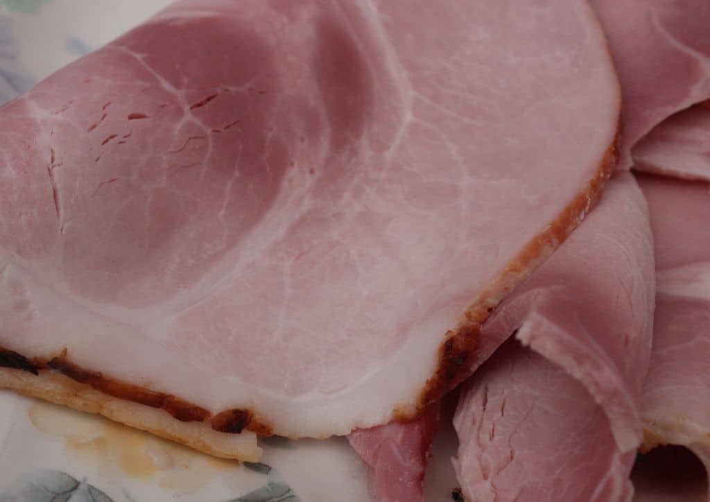 Le jambon cuit préemballé, la charcuterie la moins calorique et la plus sûre