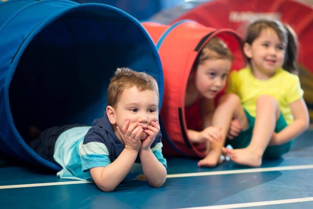 Enfants sortant d'un tunnel baby gym