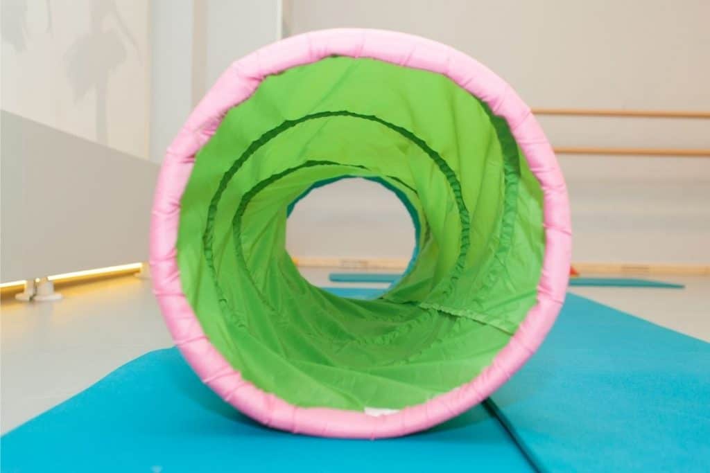 Tunnel de motricité utilisé lors des séances de baby gym