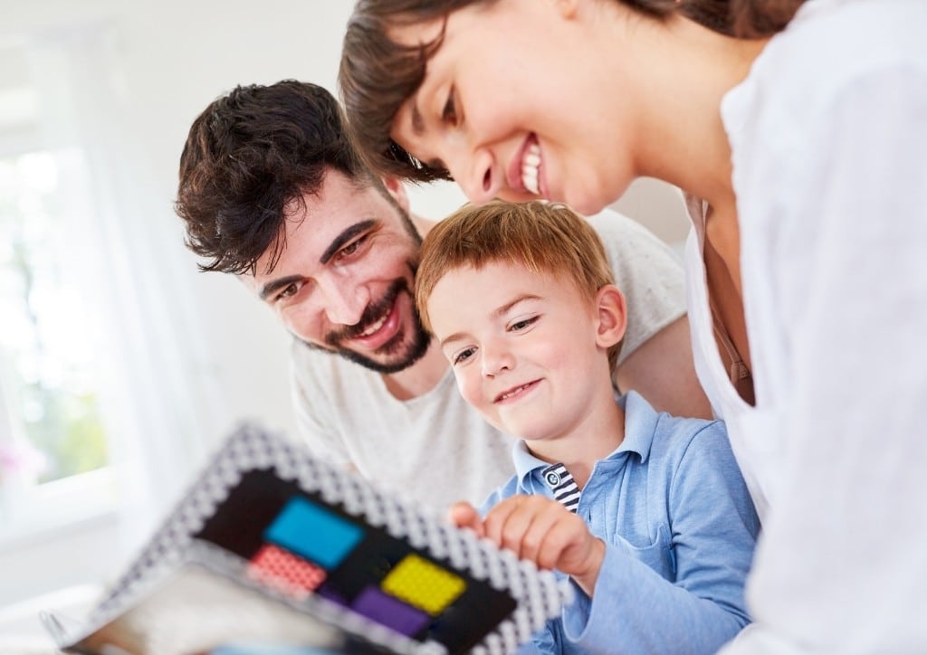 Famille regardant un album photo