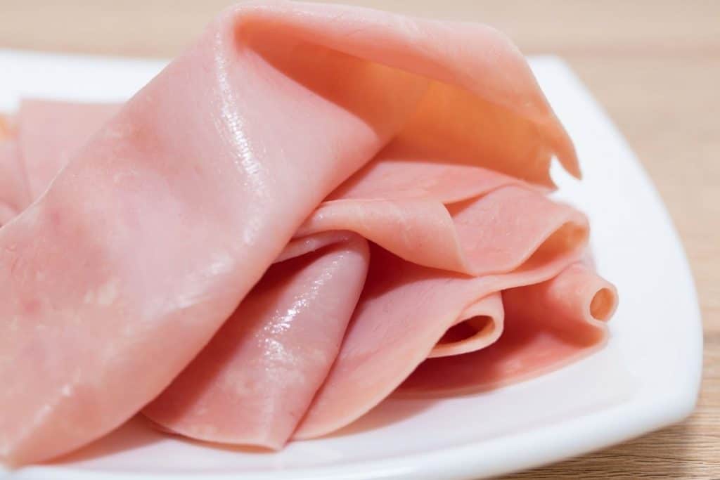 Tranches de jambon cuit bien rose témoignant de la présence de nitrites