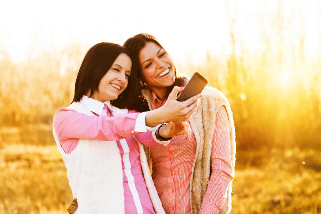 Mère et fille en train de faire un selfie