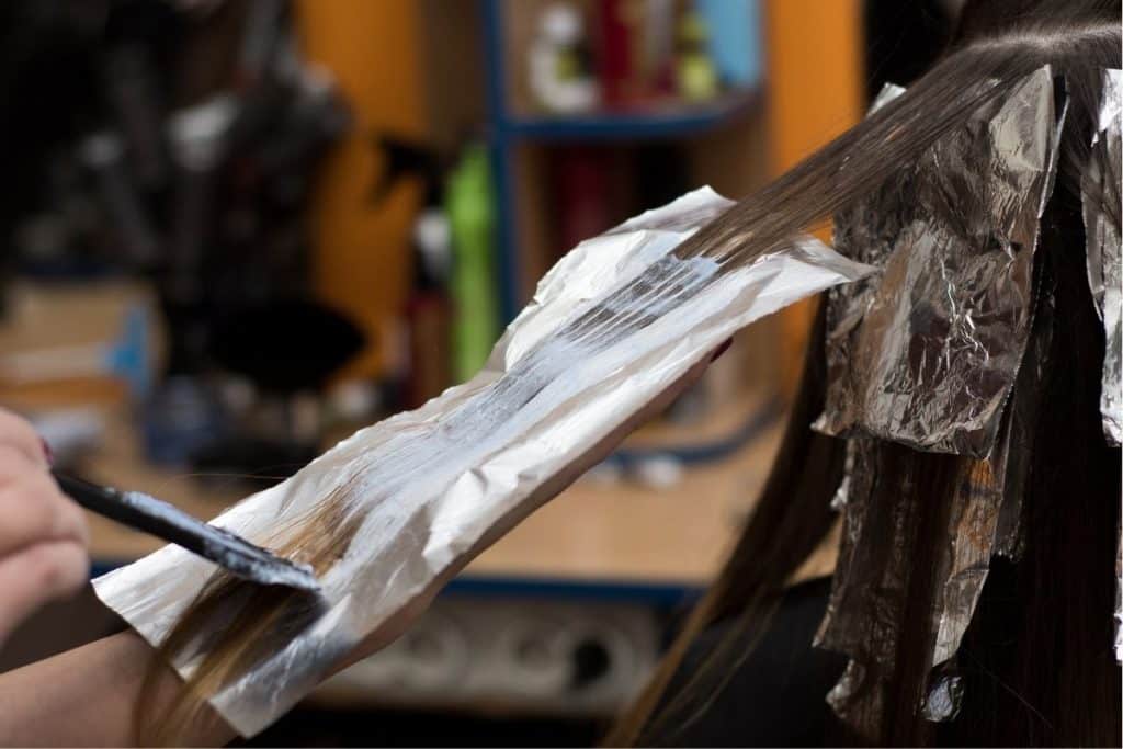 Les coiffeurs utilisent les mêmes produits pour faire une coloration ou des mèches