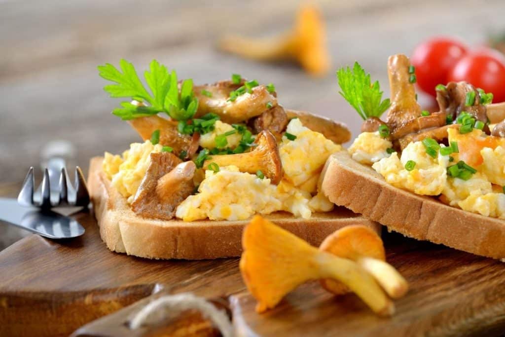 Oeufs brouillés aux champignons à consommer avec précaution enceinte