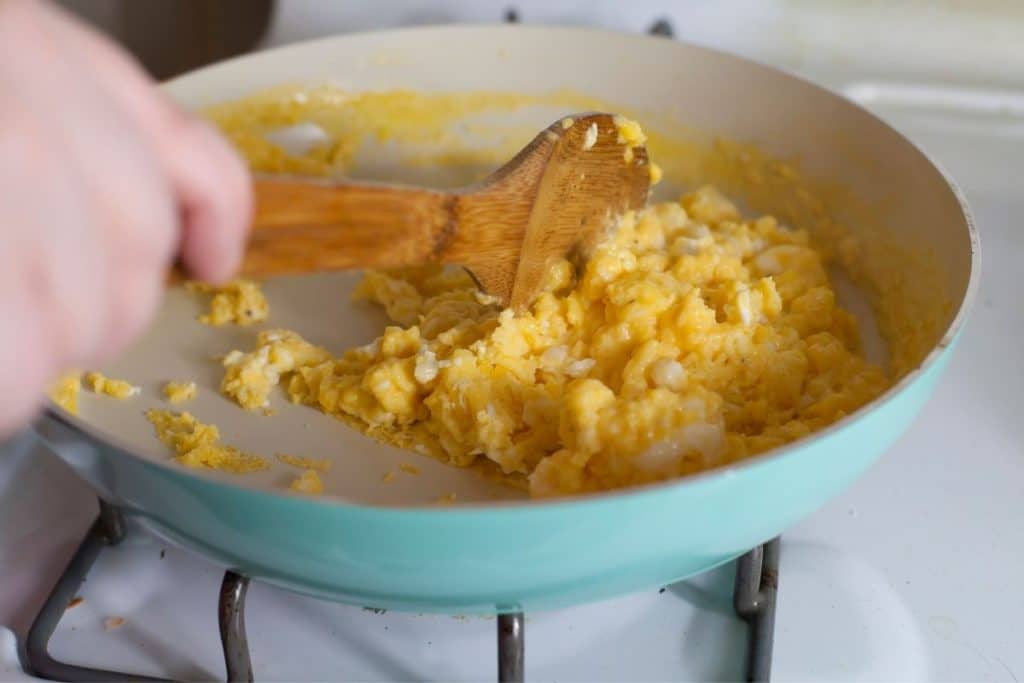 Oeufs brouillés en train de cuire