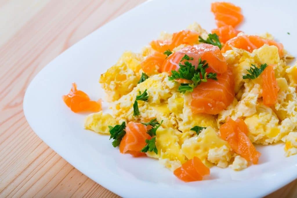 Oeufs brouillés au saumon fumé risqués pour la femme enceinte