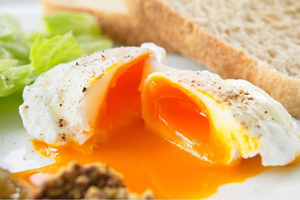 oeuf poché au jaune dégoulinant