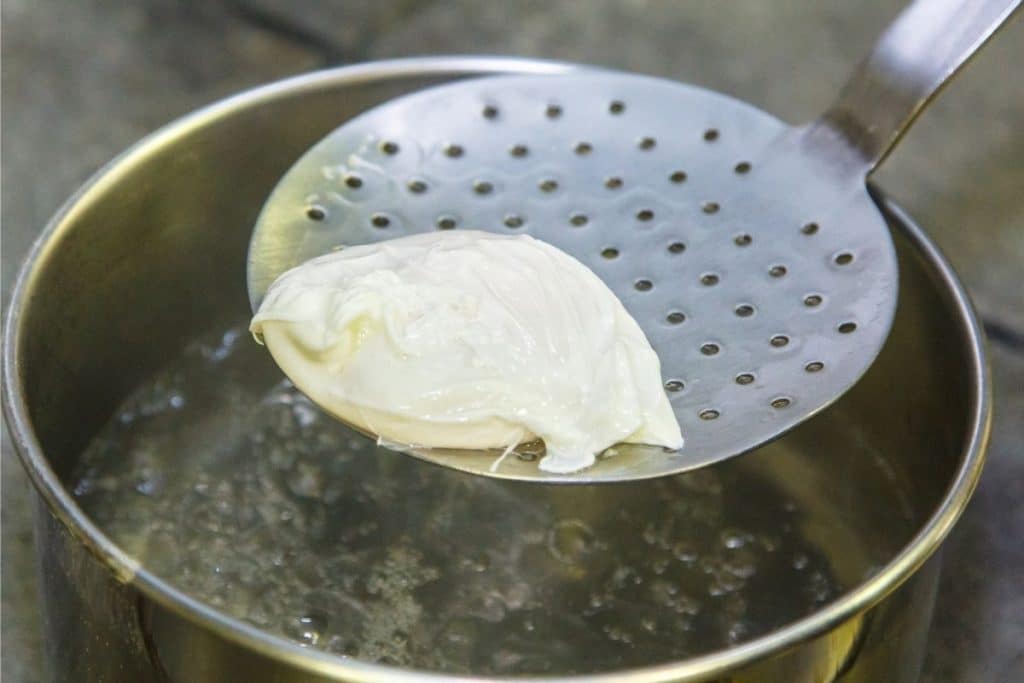 Oeuf poché retiré à l'écumoire