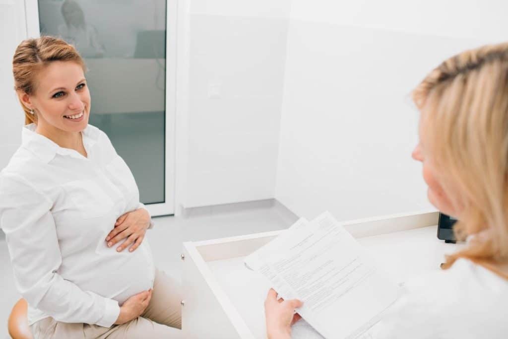 Femme enceinte lors d'une consultation de suivi diététique