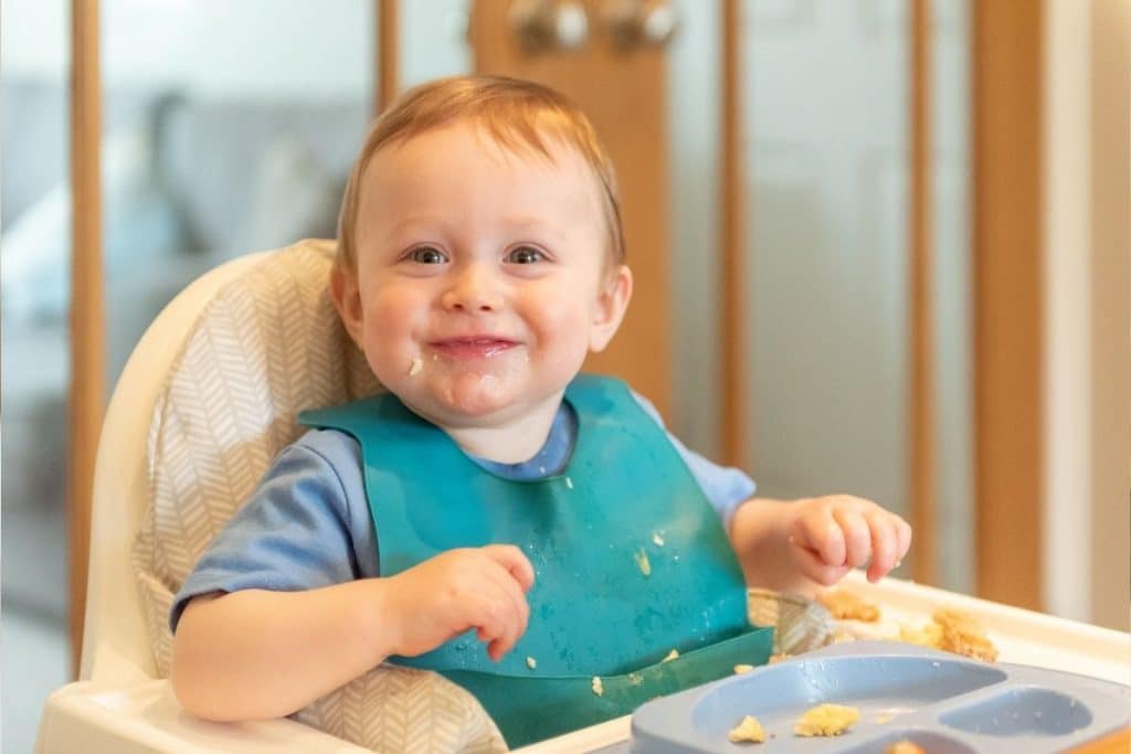 Le bavoir récupérateur, utile pour faire manger bébé sans trop salir le sol