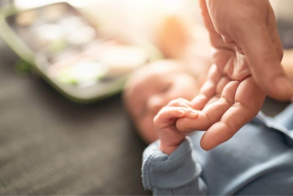 Main de parents et bébé