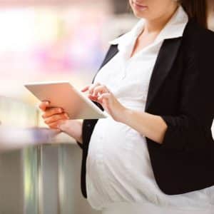 Femme enceinte préparant son congé maternité