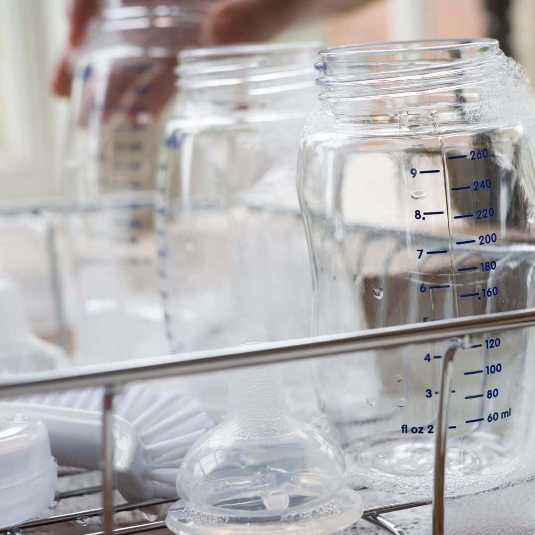 Lavage des biberons et tétines avec un goupillon