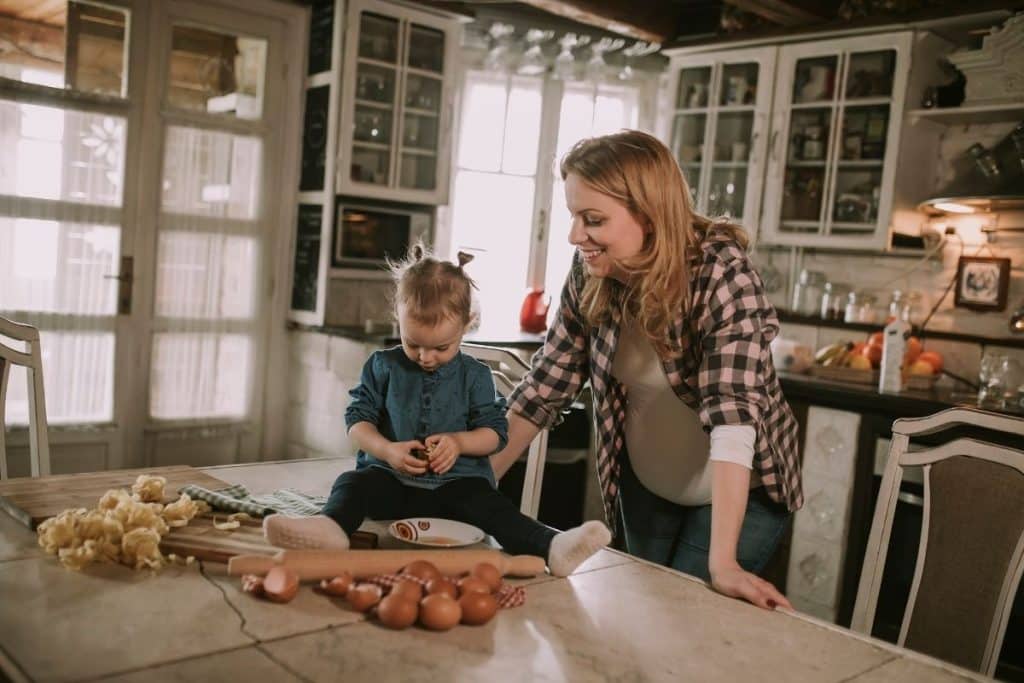 Femme enceinte en train de casser des oeufs
