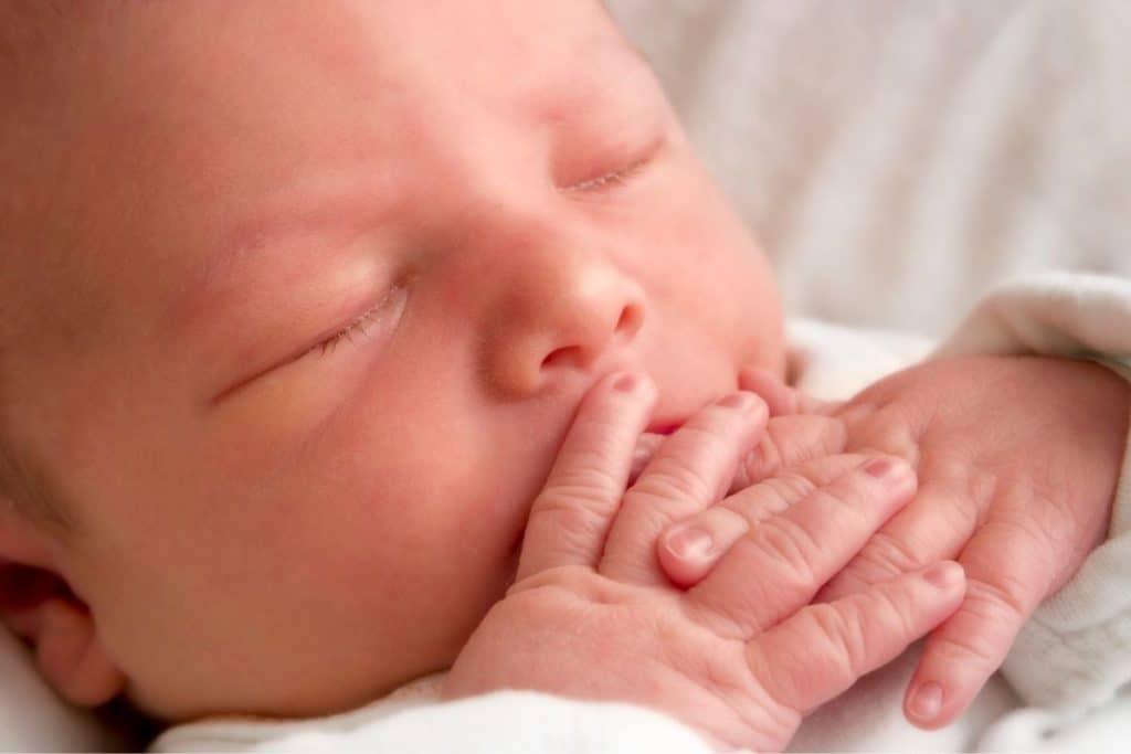 Bébé apaisé et endormi