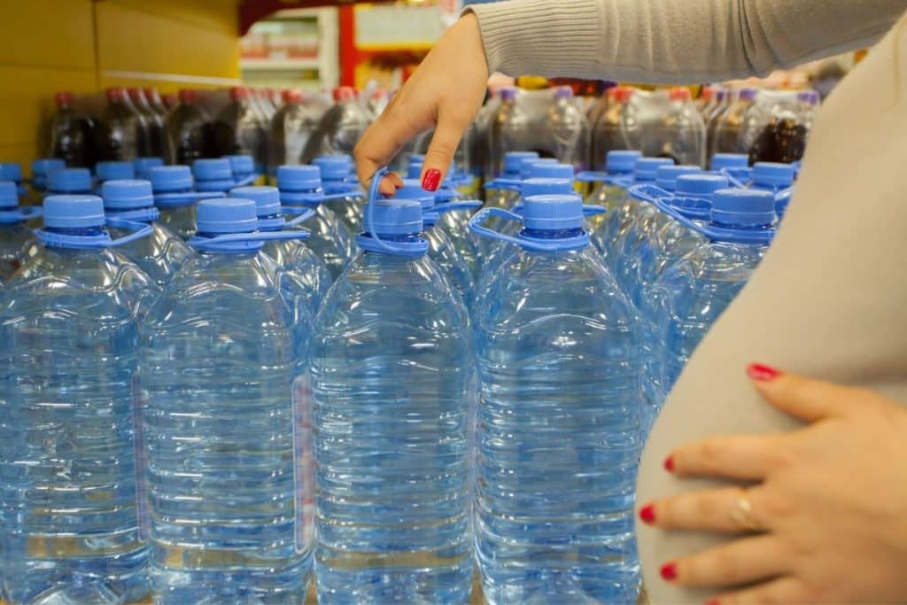 Choisir une eau minérale enceinte