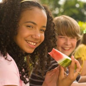 Fille mangeant de la pastèque