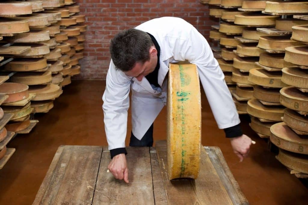 L'affineur prend soin des meules de beaufort