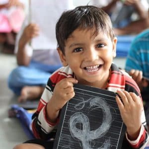 Jeune enfant à l'école